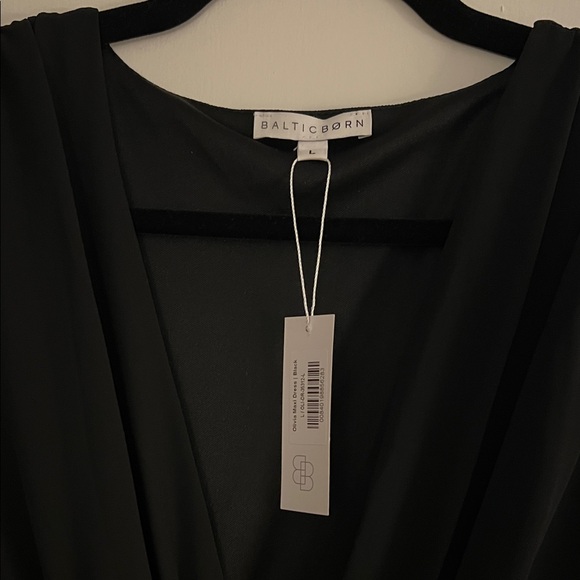 Elegant Black Long Sleeve V-Neck Maxi Dress - Picture 4 of 5